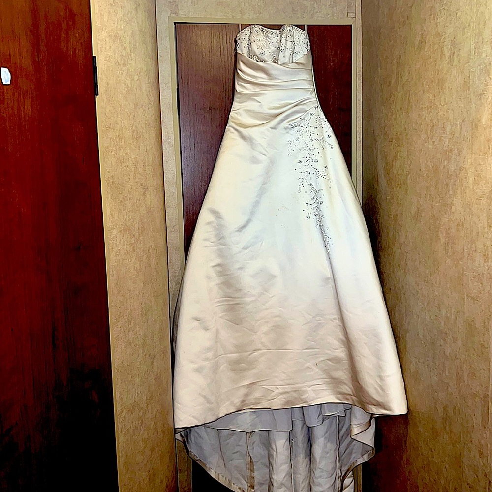 Beautiful dress with a slight train. Only worn once. SZ 4